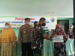 Serma Kudhori Babinsa Koramil 05/Tulangan Dampingi Pembagian BLT DD Desa Modong Pastikan Warganya Merasa Aman Dan Nyaman
