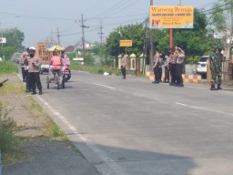 Babinsa Koramil 0816/05 Tulangan Melaksanakan Pengamanan Menteri Ketenagakerjaan kunjungi Kerja ke Balai Latihan Kerja Sidoarjo