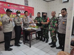 Koramil 0816/07 Krembung Ucapkan Selamat HUT Bhayangkara ke 76 Kepada Kapolsek Krembung.