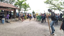 Babinsa Koramil 0816/13 Wonoayu pantau festival anak sawah di Desa Pagerngumbuk