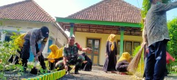 Babinsa Koramil 0816/06 Tanggulangin Lakukan Pendampingan Ibu - Ibu PKK Menanam Tanaman Obat Keluarga