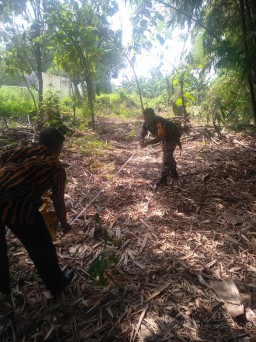 Babinsa Koramil 05/Tulangan Dampingi Pengukuran Tanah di Wilayah Binaan.