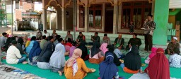 Peltu A Rofiq Bersama Anggota Polsek Krembung melaksanakan Silaturrahim Kepada Anak Yatim di Desa Tanjek Wagir