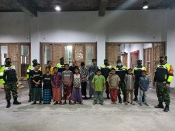 Anggota Koramil 0816/07 Krembung melaksanakan giat PAM malam takbir Idul Adha 1443 Hijriah.