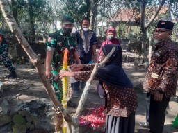 Anggota Koramil 0816/10 Balongbendo menghadiri Acara Peresmian Pemancangan Bambu Runcing berbendera merah Putih
