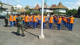 DANRAMIL 0816/16 WARU MEMBERIKAN MATERI WAWASAN KEBANGSAAN DAN MATERI PBB SAAT ACARA MPLS SMP AL MUSLIM KEC. WARU