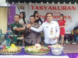 Komandan Koramil 0816/10 Balongbendo beserta anggota Koramil 0816/10 Balongbendo Rayakan HUT Bhayangkara ke-76 kepada Polsek Balongbendo