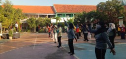 Jalin Sinergitas, Babinsa Koramil 16/Waru ikuti senam bersama dengan masyarakat