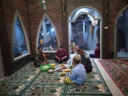 Babinsa Koramil 0816/05 Serta Bhabinkamtibmas Dampingi Kades Hadiri Syukuran di Mushola Desa Binaan