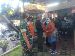 Koramil 0816/05 Dampingi Wakil Bupati Sidoarjo Jenguk Warga Yang Sakit Lumpuh Secara Genetik/Keturunan Bertempat Di Desa Jiken