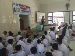 Babinsa Ramil 0816/06 Tanggulangin Berikan Wasbang Pada Para Pelajar