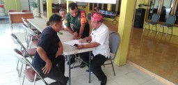 Serma Edi Babinsa Kebaron, Melaksanakan Komsos Dengan Aparatur Desa Binaan