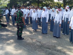 Bentuk Generasi Kuat dan Berkarakter, Babinsa Koramil 0816/05 Tulangan Berikan Materi Wasbang Dan Bela Negara Serta PBB di Siswa-Siswi Mts