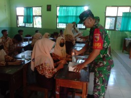 Anggota Ramil0816/07 Krembung Laksanakan Wasbang di SMAN 1 Krembung