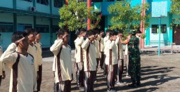 Babinsa Koramil 0816/06 Tanggulangin Mlaks Kegiatan Pelatihan Baris berbaris (PBB) Di SMS Al- Islamiyah
