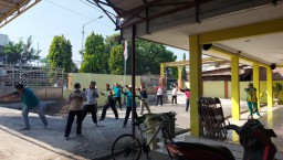 Serma Edi Babinsa Koramil 0816/05 & Bhabinkamtibmas Aipda Rully melaksanakan Pendampingan Kegiatan Senam Karang Werda Desa Kebaron