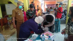 Babinsa & Bhabinkamtibmas Mendampingi Petugas Kesehatan Melaksanakan Imunisasi Anak Nasional ( BIAN) di Balai Desa Kebaron