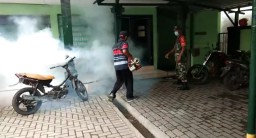 Cegah DBD, Penyemprotan Fogging di Markas Koramil 0816/03 Buduran