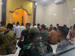 Sholat Berjamaah Satgas TMMD Bersama Warga