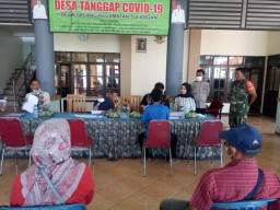 Babinsa Koramil 0816/05 Pelda Marjuki Dampingi Pembagian Sertifikat PTSL Kepada Warga Desa Gelang