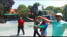 BABINSA KORAMIL 0816/05 MELATIH TATA UPACARA DALAM RANGKA HUT RI KE 77