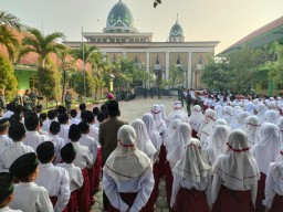 Satgas TMMD ke 114 Kodim 0816/Sidoarjo ikuti upacara bendera di SD Al- Ishlah Rejeni Kec. Krembung Sidoarjo