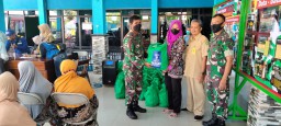 Program TMMD ke 114 Kodim 0816/Sidoarjo, Dinsos Provinsi Jatim Berikan Sembako Pada Warga Desa Rejeni
