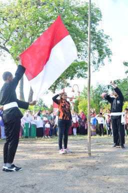 UPACARA KEMERDEKAAN RI KE 77 DI PUNDEN LELUHUR DAN MENGGUNAKAN DAUR ULANG SERTA ADAT.