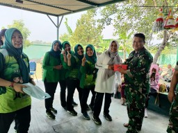 Anggota Ramil 0816/07 Krembung Beserta Anggota Persit Ranting 08/ Krembung Adakan Lomba Meriahkan HUT RI ke 77 tahun 2022