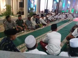 Serma Sukardi Bersama Danramil 0816/05 Tulangan Menghadiri Pengajian & Sholawatan di Desa Binaan