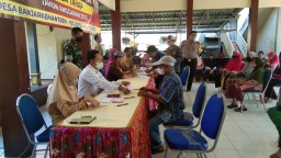Babinsa Koramil 0816/03 Buduran menghadiri penyaluran BLT - DD