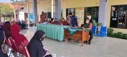 Babinsa Koramil 0816/13 Wonoayu Lakukan Pendampingan Pembagian BLT BBM