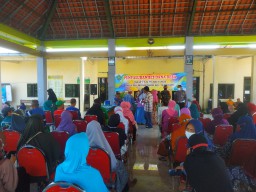 Pastikan Berjalan Lancar, Babinsa Ramil 0816/13 Dampingi Penyaluran BLT Dana Desa