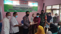 Serda Andre Babinsa Desa Popoh Ramil 0816/13 Dan Babinkamtibmas Dampingi Pembagian BLT-DD Thn 2022