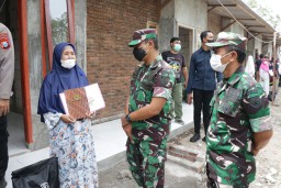 Kunker Gubernur Jatim Dan Rombongan Forkopimda Dalam Rangka Penyerahan Bantuan RTLH Di Desa Kedung Banteng Kec. Tanggulangin Kab. Sidoarjo