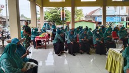 Jalin Silaturahmi, Babinsa 0816/13 Wonoayu Hadiri Pertemuan PKK Desa Binaan.