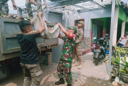 Anggota Koramil 0816/03 Buduran kerja bhakti bersama warga akibat dampak bencana alam angin puting beliung