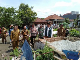 Babinsa Koramil 0816/14 Taman Dampingi Wabup Tinjau Korban Angin Puting Beliung