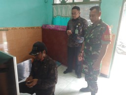 Dukung program pemerintah Babinsa Koramil 0816/12 Prambon bagikan Set Top Box (STB)