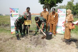 Sidoarjo Guyup Rukun TNI Bersama Warga Bersihkan Sungai di Desa Krembangan Taman