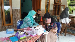 Babinsa Koramil 0816/13 Wonoayu Dampingi Kegiatan Posyandu Balita di Desa Becirongegor