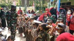 Momentum Hari Pahlawan, Babinsa Koramil 0816/15 Sukodono Tanamkan Rasa Cinta Tanah Air Paud dan TK Dharma Wanita Persatuan Suko