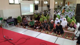 Tingkatkan Keimanan Dan Ketaqwaan,Babinsa Ramil 0816/13 Hadiri Pengajian Qubro Muslimat Fatayat NU