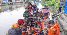 Antisipasi Bencana Banjir Danramil 06/Tanggulangin Bersama Forkopimka Lakukan Penelurusan Sungai Di Dusun Kali Alo