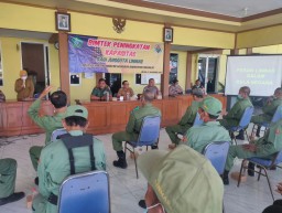 Babinsa Ramil 0816/13 Dan Babinkamtibmas bersinergi Latih PBB Linmas Desa Pilang  
