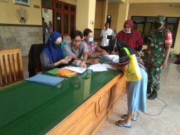 Babinsa Koramil 05/Tulangan Serka Nur Asandi Lakukan Pendamping Penerimaan BLT Dinsos