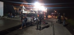 Babinsa Koramil 0816/05 Tulangan Patroli Malam Cek Lokasi Pembangunan Jalan Wilayah Teritorialnya
