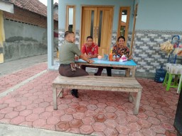Manfaatkan Warung Kopi, Babinsa Ramil 0816/13 Melaksanakan Komsos Bersama Warga Desa
