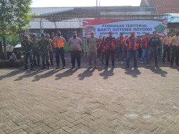 KORAMIL 0816/16 WARU KODIM 0816 MENGGELAR BAKTI GOTONG ROYONG PEMBERSIHAN SALURAN AIR DI DESA NGINGAS KEC. WARU, SIDOARJO