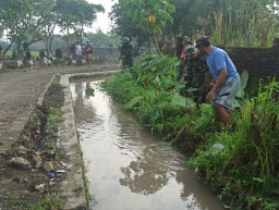 Koramil 0816/12 Prambon menggelar kegiatan Karya Bhakti Gotong Royong bersama Mitra dan masyarakat Desa Jatikalang
